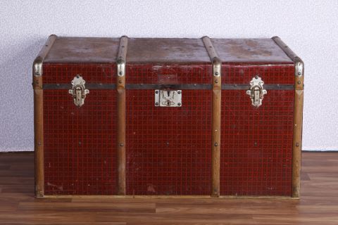 Malle de voyage rouge à motifs quadrillés