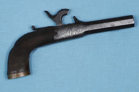 Pistolet à percussion, signé 