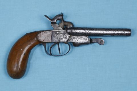 Pistolet à broche à double canon en table