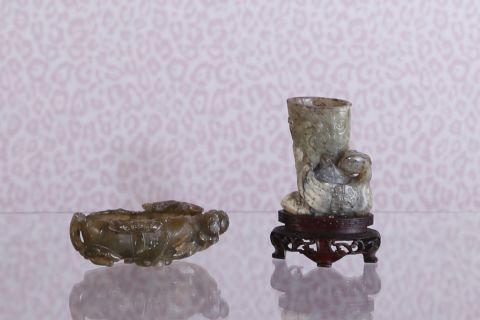 Ensemble en néphrite comprenant :