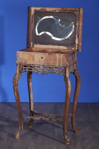 Petite table à ouvrage