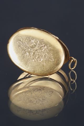 Pendentif cache-secret ovale