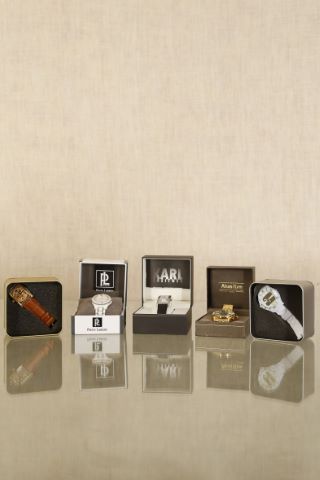 Ensemble de 10 montres dans leurs boîtiers