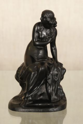 Femme sur un rocher