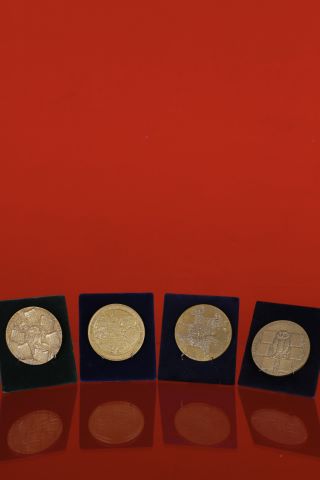 Ensemble de 12 médailles-calendriers