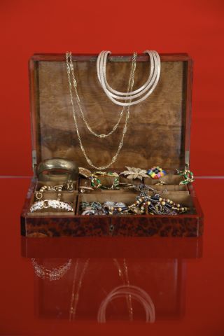 Ensemble de bijoux fantaisie comprenant :