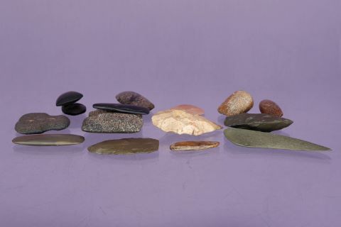 Ensemble de lames de hache et de pièces variées