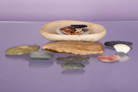 Ensemble de bols, bifaces et pièces variées
