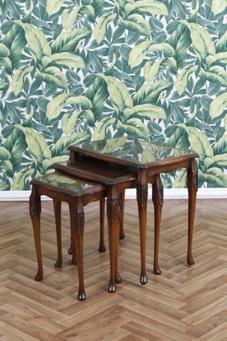 Tables gigognes
