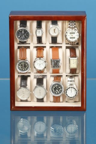 Coffret comprenant 12 montres