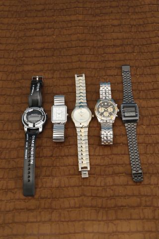 Ensemble de 15 montres comprenant :