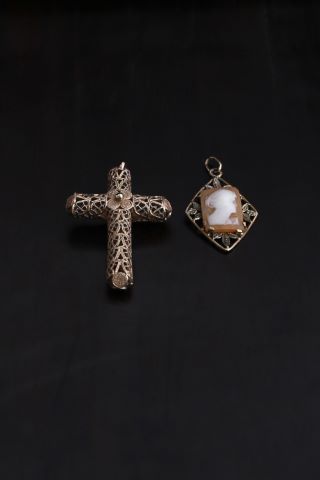 Ensemble en or jaune (18K, 750‰) comprenant :