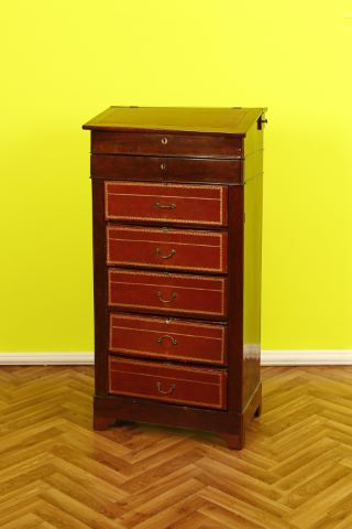 Meuble pupitre formant scriban et cartonnier