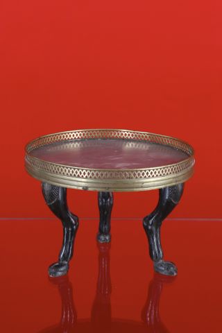 Petit guéridon de table tripode à l’antique