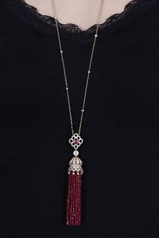 Collier pendentif passementerie