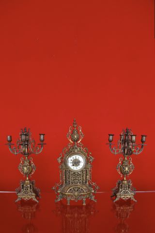 Garniture de cheminée comprenant :