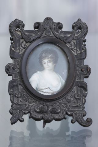 Miniature femme au sein nu