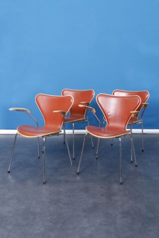 Arne Jacobsen (1902-1971) Suite de 4 fauteuils...