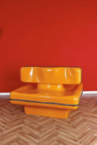 Dominique Prevost (XXe siècle) Banc orange à 4...
