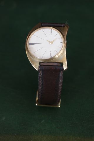 Montre de poignet asymétrique