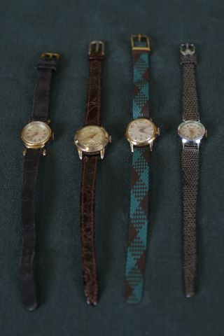 Ensemble de 4 montres de dame