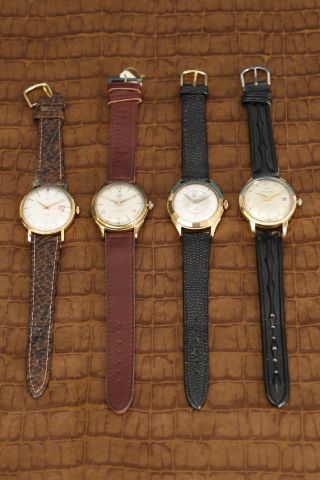 Ensemble de 4 montres-bracelet