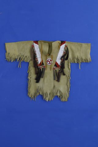 Vêtement à franges d’enfant indien