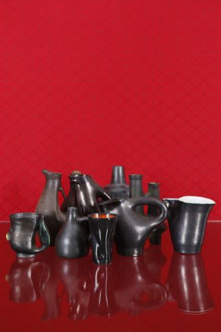 Ensemble de 10 pichets, vases...