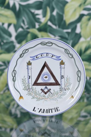 L’Amitié, assiette à décor maçonnique (Grand...