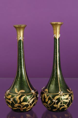 Paire de vases à long col