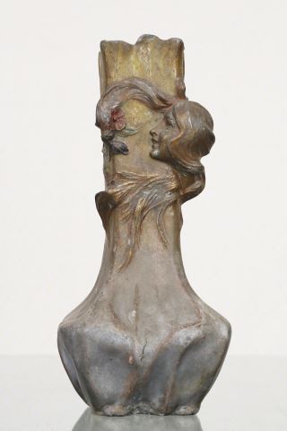 Vase de style Art Nouveau décorés d’une tête de jeune…