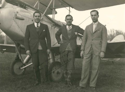 Le Pilote d’essai René Paulhan posant devant...