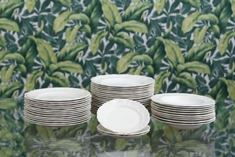 Ensemble en faïence et porcelaine blanche comprenant :