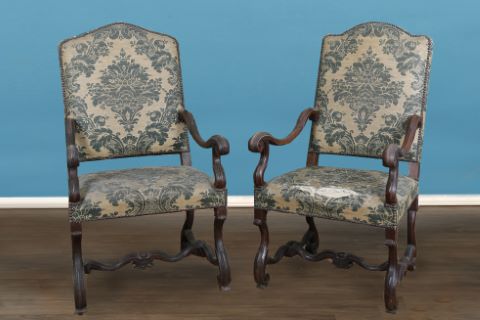 Paire de fauteuils à haut dossier droit