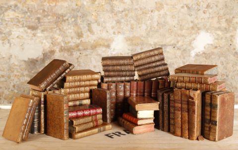 Fort ensemble de 98 volumes dont :