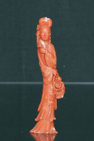 Guanyin tenant une fleur