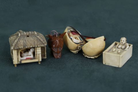 Ensemble de 4 sujets érotiques comprenant :
