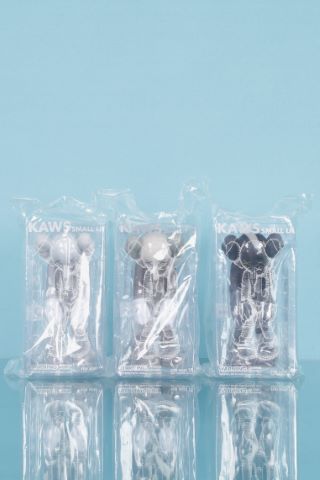 Kaws (né en 1974) Small lie set de 3