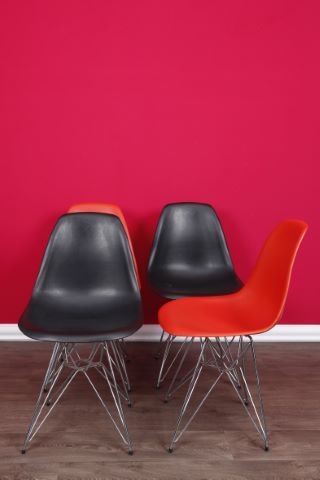 D’après Charles et Ray Eames Suite de 4 chaises