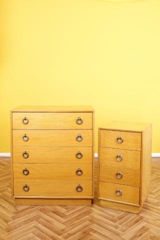 2 commodes, à 4 et 5 tiroirs