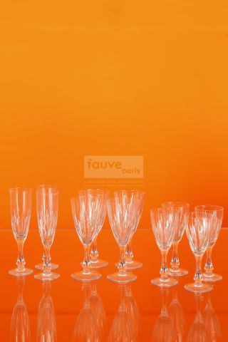 Ensemble en cristal et verre comprenant :