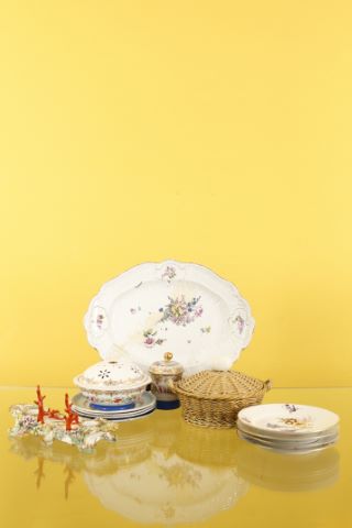 Ensemble en porcelaine comprenant :