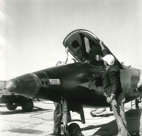 Ensemble de 8 photographies relative au X-15