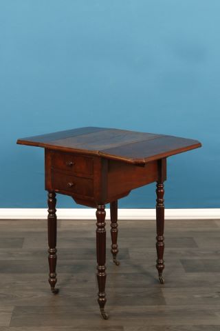 Petite table à ouvrage