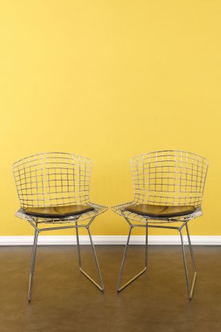 Deux chaises, modèle Bertoïa