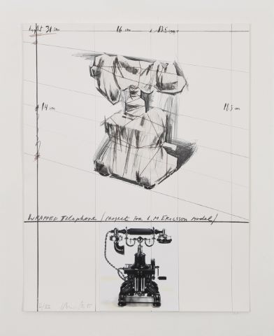 Christo (né en 1935) Wrapped telephone (project...