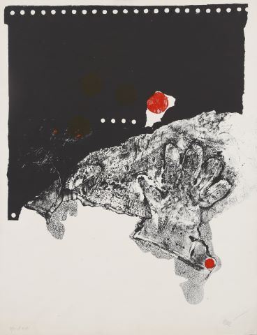 Main noire, deux ronds rouges
