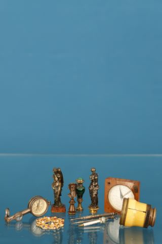 Ensemble d’objets de vitrine comprenant :