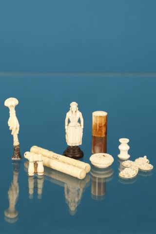 Ensemble d’objets de vitrine comprenant :