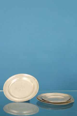 Ensemble de 4 plats en étain